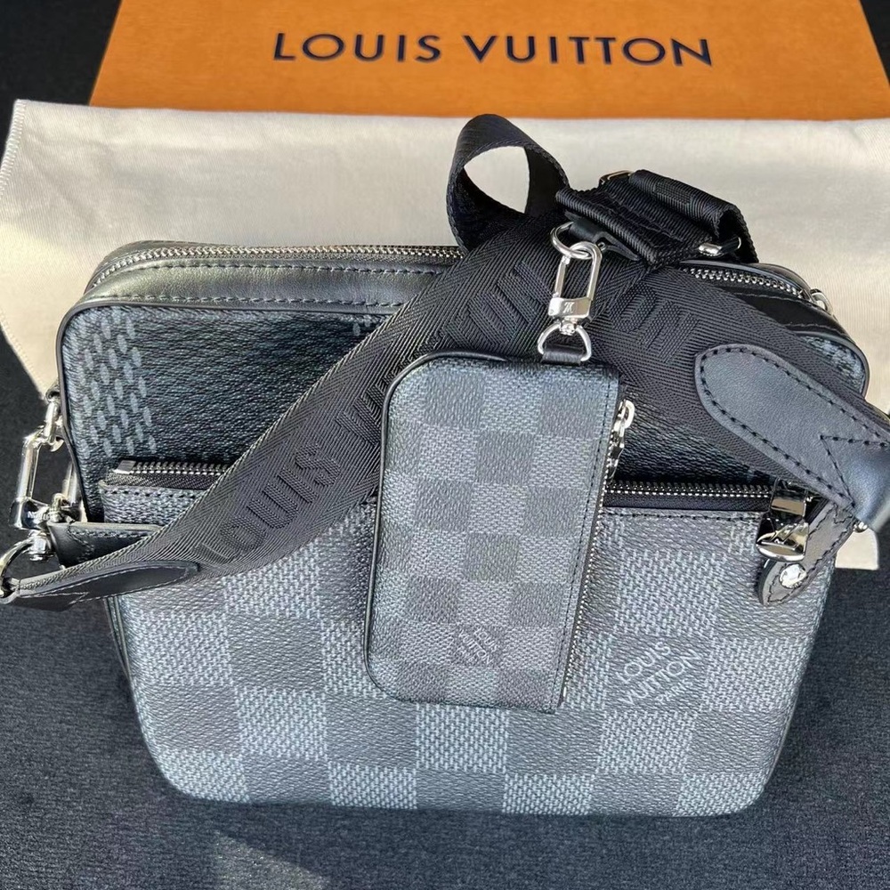 LOUIS VUITTON TRIO MESSENGER